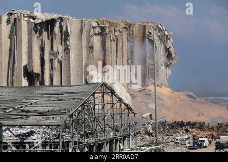 200806 -- PEKING, 6. August 2020 -- beschädigte Gebäude wurden nach den Explosionen in der Nähe des Hafens von Beirut im Libanon, 5. August 2020 gesehen. Das libanesische Kabinett kündigte am Mittwoch einen Notstand in Beirut für zwei Wochen an, während die Zahl der Todesopfer durch die tödlichen Explosionen im Hafen von Beirut auf 135 gestiegen ist. Zwei riesige Explosionen erschütterten am Dienstag den Hafen von Beirut, erschütterten Gebäude in der gesamten libanesischen Hauptstadt und verursachten schwere Schäden in der Stadt. XINHUA FOTOS DES TAGES BilalxJawich PUBLICATIONxNOTxINxCHN Stockfoto