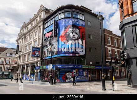 200806 -- LONDON, 6. Aug. 2020 -- Ein Mann mit Gesichtsmaske geht am 12. Mai 2020 an einem geschlossenen Theater in London vorbei. Mindestens 5.000 Theaterangestellte in Großbritannien, mehr als die Hälfte davon in London, haben während der COVID-19-Schließung ihre Arbeitsplätze verloren, wie ein gewerkschaftsbericht ergab. MIT Tausenden von britischen THEATERMITARBEITERN ZU GEHEN, verlieren Arbeitsplätze aufgrund von COVID-19 Impact BRITAIN-COVID-19-THEATRE-IMPACT HanxYan PUBLICATIONxNOTxINxCHN Stockfoto