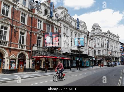 200806 -- LONDON, 6. August 2020 -- Ein Mann fährt am 12. Mai 2020 an geschlossenen Theatern im West End in London vorbei. Mindestens 5.000 Theaterangestellte in Großbritannien, mehr als die Hälfte davon in London, haben während der COVID-19-Schließung ihre Arbeitsplätze verloren, wie ein gewerkschaftsbericht ergab. MIT Tausenden von britischen THEATERMITARBEITERN ZU GEHEN, verlieren Arbeitsplätze aufgrund von COVID-19 Impact BRITAIN-COVID-19-THEATRE-IMPACT HanxYan PUBLICATIONxNOTxINxCHN Stockfoto