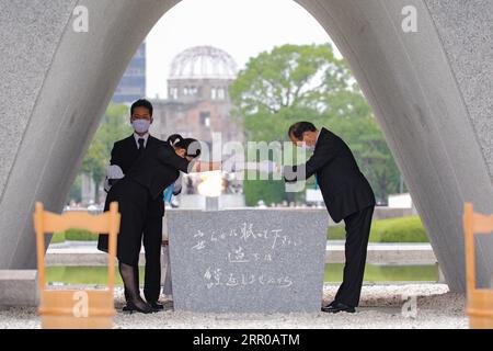 200806 -- TOKIO, 6. August 2020 Xinhua -- der Bürgermeister von Hiroshima Kazumi Matsui R stellt die Opferliste der Atombombenangriffe auf das Memorial Cenotaph in Hiroshima, Japan, 6. August 2020. Japan feierte am Donnerstag den 75. Jahrestag des Atombombenanschlags auf Hiroshima, und sein Bürgermeister forderte die Welt auf, sich gegen Bedrohungen der Menschheit, einschließlich der Bedrohungen durch Atomwaffen, zu vereinigen. Die Stadt Hiroshima/Handout über Xinhua JAPAN-HIROSHIMA-ATOMBOMBENABWÜRFE-75. GEBURTSTAG PUBLICATIONxNOTxINxCHN Stockfoto
