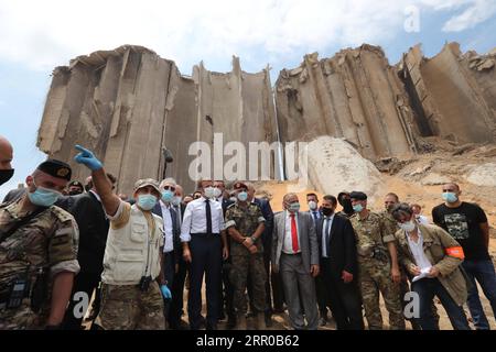 200807 -- PEKING, 7. August 2020 -- der französische Präsident Emmanuel Macron besucht den Hafen von Beirut in Beirut, Libanon, 6. August 2020. Macron kam am Donnerstag nach den gewaltigen Explosionen Beiruts in Beirut an, bei denen mindestens 137 Menschen getötet und fast 5.000 verletzt wurden. Dalati & Nohra/Handout über Xinhua XINHUA FOTOS DES TAGES LixBanenguanfangsheyingjigoudalatihenuhelagongtu PUBLICATIONxNOTxINxCHN Stockfoto