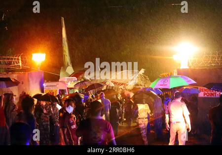 News Themen der Woche KW32 News Bilder des Tages 200807 -- KOZHIKODE INDIEN, 7. August 2020 Xinhua -- Rettungskräfte, Polizei und Feuerwehrleute arbeiten am Flugzeugabsturz am Flughafen Kozhikode im indischen Südstaat Kerala, 7. August 2020. Die Zahl der Todesopfer beim Flugzeugabsturz in Südindien am Freitagabend ist auf 14 gestiegen, wobei 123 weitere verletzt wurden, bestätigte ein lokaler Polizeibeamter. XINHUA INDIA-KERALA-KOZHIKODE FLUGHAFEN-FLUGZEUG CRASHLANDING PUBLICATIONXNOTXINXCHN Stockfoto