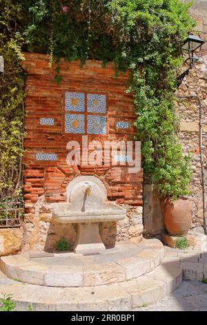 Das Foto wurde in Spanien gemacht. Das Bild zeigt einen alten Wasserhahn zum Trinken und Wasser in Tarragona. Stockfoto