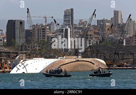 200808 -- BEIRUT, 8. August 2020 Xinhua -- Ein beschädigtes Schiff wird im Hafen von Beirut im Libanon gesehen, 8. August 2020. Das libanesische Gesundheitsministerium gab am Samstag bekannt, dass 158 Menschen starben und 6.000 durch die großen Explosionen verletzt wurden, die am Dienstag den Hafen von Beirut getroffen haben. Xinhua/Bilal Jawich LEBANON-BEIRUT-EXPLOSION-DAMAGE PUBLICATIONxNOTxINxCHN Stockfoto