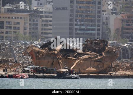 200808 -- BEIRUT, 8. August 2020 Xinhua -- beschädigte Gebäude wurden im Hafen von Beirut im Libanon, 8. August 2020 gesehen. Das libanesische Gesundheitsministerium gab am Samstag bekannt, dass 158 Menschen starben und 6.000 durch die großen Explosionen verletzt wurden, die am Dienstag den Hafen von Beirut getroffen haben. Xinhua/Bilal Jawich LEBANON-BEIRUT-EXPLOSION-DAMAGE PUBLICATIONxNOTxINxCHN Stockfoto