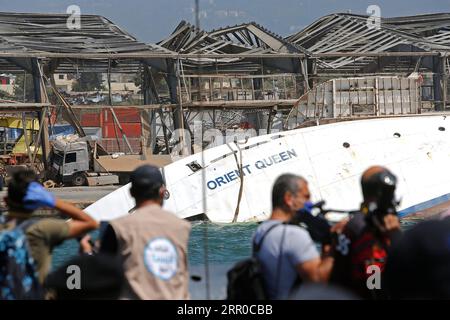 200808 -- BEIRUT, 8. August 2020 Xinhua -- Ein beschädigtes Schiff wird im Hafen von Beirut im Libanon gesehen, 8. August 2020. Das libanesische Gesundheitsministerium gab am Samstag bekannt, dass 158 Menschen starben und 6.000 durch die großen Explosionen verletzt wurden, die am Dienstag den Hafen von Beirut getroffen haben. Xinhua/Bilal Jawich LEBANON-BEIRUT-EXPLOSION-DAMAGE PUBLICATIONxNOTxINxCHN Stockfoto