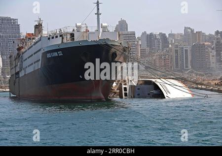 200808 -- BEIRUT, 8. August 2020 Xinhua -- Ein beschädigtes Schiff wird im Hafen von Beirut im Libanon gesehen, 8. August 2020. Das libanesische Gesundheitsministerium gab am Samstag bekannt, dass 158 Menschen starben und 6.000 durch die großen Explosionen verletzt wurden, die am Dienstag den Hafen von Beirut getroffen haben. Xinhua/Bilal Jawich LEBANON-BEIRUT-EXPLOSION-DAMAGE PUBLICATIONxNOTxINxCHN Stockfoto