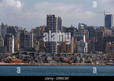 200808 -- BEIRUT, 8. August 2020 Xinhua -- beschädigte Gebäude wurden im Hafen von Beirut im Libanon, 8. August 2020 gesehen. Das libanesische Gesundheitsministerium gab am Samstag bekannt, dass 158 Menschen starben und 6.000 durch die großen Explosionen verletzt wurden, die am Dienstag den Hafen von Beirut getroffen haben. Xinhua/Bilal Jawich LEBANON-BEIRUT-EXPLOSION-DAMAGE PUBLICATIONxNOTxINxCHN Stockfoto