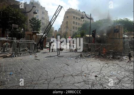 200808 -- BEIRUT, 8. August 2020 Xinhua -- Demonstranten versuchen, das parlamentsgebäude in der Innenstadt von Beirut, Libanon, am 8. August 2020 zu stürmen. Ein libanesischer Polizist wurde getötet und 142 Menschen wurden am Samstag bei den Zusammenstößen während der Proteste gegen die herrschende Klasse in der Innenstadt von Beirut verletzt, Tage nachdem massive Explosionen die libanesische Hauptstadt erschütterten, bei denen mindestens 158 Menschen getötet und 6.000 weitere verletzt wurden, berichtete der LBCI-Fernsehsender. Foto von Bilal Jawich/Xinhua LEBANON-BEIRUT-PROTESTE-CLASHES PUBLICATIONxNOTxINxCHN Stockfoto