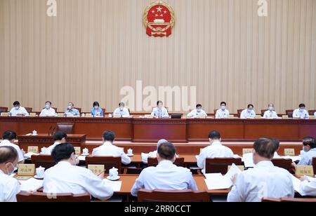 200808 -- PEKING, 8. August 2020 -- Li Zhanshu, Vorsitzender des Ständigen Ausschusses des Nationalen Volkskongresses des NPC, leitet die erste Plenarsitzung der 21. Sitzung des 13. Ständigen Ausschusses des NPC in der Großen Halle des Volkes in Peking, der Hauptstadt Chinas, am 8. August 2020. CHINA-BEIJING-LI ZHANSHU-NPC-STÄNDIGE AUSSCHUSSSITZUNG CN ZHANGXLING PUBLICATIONXNOTXINXCHN Stockfoto