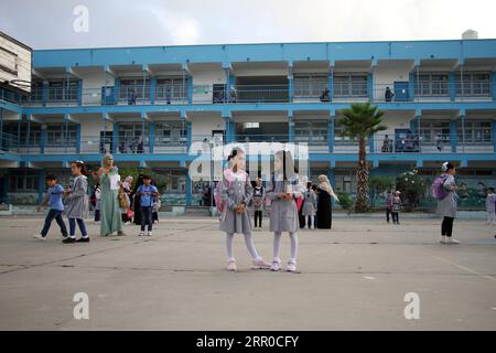 200809 -- PEKING, 9. August 2020 -- Schüler besuchen die Schule am ersten Tag des neuen Schuljahres im Shati Flüchtlingscamp in Gaza-Stadt, am 8. August 2020. Palästinensische Studenten aus dem blockierten Gazastreifen begannen am Samstag das neue Schuljahr, nachdem sie wegen des neuen Coronavirus fünf Monate lang suspendiert worden waren. Foto von /Xinhua XINHUA FOTOS DES TAGES RizekxAbdeljawad PUBLICATIONxNOTxINxCHN Stockfoto