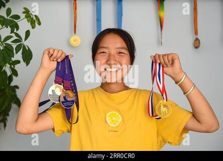 200809 -- XILIN GOL, 9. Aug. 2020 -- Xilinhua zeigt ihre Pferde- und Bogenschießmedaillen zu Hause in Xilinhot, Nordchinas Autonome Region Innere Mongolei, 4. Aug. 2020. Die Sommervationtion war Xilinhuas Lieblingszeit des Jahres. Um die Mittelschule zu besuchen, lebt die 14-Jährige die meiste Zeit bei ihren Großeltern in der Innenstadt von Xilinhot, getrennt von ihren Eltern, die eine Ranch auf der Baiyinxile-Weide betreiben. Daher bedeutet Sommer Entspannung und Wiedervereinigung zur siebten Klasse. Xilinhuas Vater Gangsuhe ist ein berühmter Reiter. Xilinhua lernte von ihm, dass er auch den Reitsport beherrschte Stockfoto