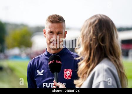 Amsterdam, Niederlande. September 2023. AMSTERDAM, NIEDERLANDE - 2. SEPTEMBER: Trainer Joran Pot vom FC Twente gibt ein Interview vor dem KNVB Supercup-Spiel der niederländischen Frauen zwischen AFC Ajax und FC Twente im Sportpark de Toekomst am 2. SEPTEMBER 2023 in Amsterdam, Niederlande (Foto: Rene Nijhuis/Orange Pictures) Credit: Orange Pics BV/Alamy Live News Stockfoto