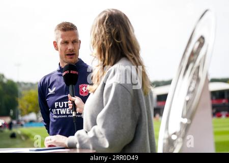 Amsterdam, Niederlande. September 2023. AMSTERDAM, NIEDERLANDE - 2. SEPTEMBER: Trainer Joran Pot vom FC Twente gibt ein Interview vor dem KNVB Supercup-Spiel der niederländischen Frauen zwischen AFC Ajax und FC Twente im Sportpark de Toekomst am 2. SEPTEMBER 2023 in Amsterdam, Niederlande (Foto: Rene Nijhuis/Orange Pictures) Credit: Orange Pics BV/Alamy Live News Stockfoto