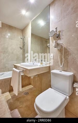 Badezimmer in Marmor. Dusche, WC, Waschbecken Stockfoto