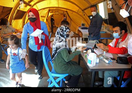 200810 -- BEIRUT, 10. Aug. 2020 Xinhua -- Ein medizinischer Mitarbeiter behandelt einen Patienten am 10. Aug. 2020 im iranisch unterstützten Feldlazarett in Beirut, Libanon. Der Libanon hat in den letzten Tagen Feldlazarette aus einer Reihe von Ländern erhalten. Xinhua/Bilal Jawich LEBANON-BEIRUT-BLASTS-FIELD HOSPITAL PUBLICATIONxNOTxINxCHN Stockfoto