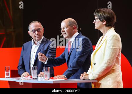 200810 -- BERLIN, 10. Aug. 2020 -- der deutsche Vizekanzler und Finanzminister Olaf Scholz C und die SPD-Führer Norbert Walter-Borjans L, Saskia Esken nehmen am 10. Aug. 2020 an einer Pressekonferenz in Berlin, der Hauptstadt Deutschlands, Teil. Die SPD schlug Olaf Scholz bei der anstehenden Wahl 2021 als Kanzlerkandidat vor. DEUTSCHLAND-BERLIN-SPD-OLAF SCHOLZ-BUNDESKANZLER KANDIDATUR SHANXYUQI PUBLICATIONXNOTXINXCHN Stockfoto