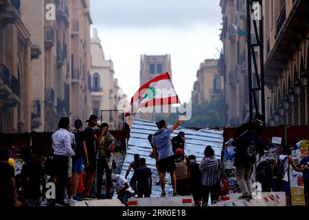 200810 -- BEIRUT, 10. August 2020 Xinhua -- Demonstranten nehmen am 10. August 2020 an Demonstrationen in der Innenstadt von Beirut im Libanon Teil. Beirut wurde letzte Woche von zwei gewaltigen Explosionen erschüttert, bei denen mindestens 158 Menschen ums Leben kamen und 6.000 weitere verletzt wurden. Tausende gingen auf die Straßen in der Innenstadt von Beirut, um die Überarbeitung des politischen Systems zu fordern. Xinhua/Bilal Jawich LEBANON-BEIRUT-PROTEST-CLASH PUBLICATIONxNOTxINxCHN Stockfoto