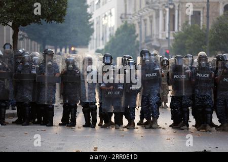 200810 -- BEIRUT, 10. Aug. 2020 Xinhua -- libanesische Sicherheitsmitglieder stehen am 10. Aug. 2020 in der Innenstadt von Beirut, Libanon, zur Wache. Beirut wurde letzte Woche von zwei gewaltigen Explosionen erschüttert, bei denen mindestens 158 Menschen ums Leben kamen und 6.000 weitere verletzt wurden. Tausende gingen auf die Straßen in der Innenstadt von Beirut, um die Überarbeitung des politischen Systems zu fordern. Xinhua/Bilal Jawich LEBANON-BEIRUT-PROTEST-CLASH PUBLICATIONxNOTxINxCHN Stockfoto