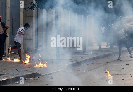 200810 -- BEIRUT, 10. August 2020 Xinhua -- Demonstranten stoßen am 10. August 2020 in der Innenstadt von Beirut, Libanon, auf libanesische Sicherheitsmitglieder. Beirut wurde letzte Woche von zwei gewaltigen Explosionen erschüttert, bei denen mindestens 158 Menschen ums Leben kamen und 6.000 weitere verletzt wurden. Tausende gingen auf die Straßen in der Innenstadt von Beirut, um die Überarbeitung des politischen Systems zu fordern. Xinhua/Bilal Jawich LEBANON-BEIRUT-PROTEST-CLASH PUBLICATIONxNOTxINxCHN Stockfoto