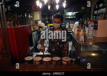 200811 -- ANKARA, 11. August 2020 -- Ein Kellner mit Maske bereitet Getränke an einer Bar in Ankara, Türkei, 10. August 2020 zu. Der türkische Gesundheitsminister Fahrettin Koca berichtete am Montag über 1.193 neue COVID-19-Fälle, wodurch die bestätigte Gesamtzahl im Land auf 241.997. Foto: /Xinhua TURKEY-ANKARA-COVID-19 MustafaxKaya PUBLICATIONxNOTxINxCHN Stockfoto