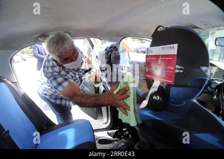 200811 -- ANKARA, 11. August 2020 -- Ein Taxifahrer mit Maske desinfiziert sein Auto in Ankara, Türkei, 10. August 2020. Der türkische Gesundheitsminister Fahrettin Koca berichtete am Montag über 1.193 neue COVID-19-Fälle, wodurch die bestätigte Gesamtzahl im Land auf 241.997. Foto: /Xinhua TURKEY-ANKARA-COVID-19 MustafaxKaya PUBLICATIONxNOTxINxCHN Stockfoto