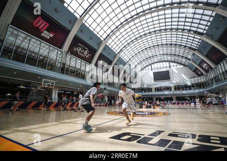 200811 -- SHENYANG, 11. August 2020 -- Foto aufgenommen am 18. Juli 2020 zeigt Wang Tianxiang R, Front und einige Fans, die Basketball in der Basketballarena Ballme in Shenyang, nordöstliche Provinz Liaoning spielen. Wang Tianxiang, ein bekannter MC von Basketballspielen in Shenyang, ist auch der Direktor einer Basketballarena namens Ballme. Er nahm hier einige kurze Videos auf und machte Ballme über die Online-Plattform beliebter. SPCHINA-SHENYANG-BASKETBALL-ARENA-DIREKTOR PanxYulong PUBLICATIONxNOTxINxCHN Stockfoto