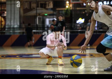 200811 -- SHENYANG, 11. August 2020 -- Foto vom 11. Juli 2020 zeigt Wang Tianxiang, wie er in der Basketballarena Ballme in Shenyang, Provinz Liaoning im Nordosten Chinas, kurze Vidosierungen macht. Wang Tianxiang, ein bekannter MC von Basketballspielen in Shenyang, ist auch der Direktor einer Basketballarena namens Ballme. Er nahm hier einige kurze Videos auf und machte Ballme über die Online-Plattform beliebter. SPCHINA-SHENYANG-BASKETBALL-ARENA-DIREKTOR PanxYulong PUBLICATIONxNOTxINxCHN Stockfoto