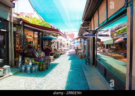 Blick auf eine Straße von Beypazari. Geschäfte und Märkte auf der Straße. Ankara Turkiye - 8.5.2023 Stockfoto