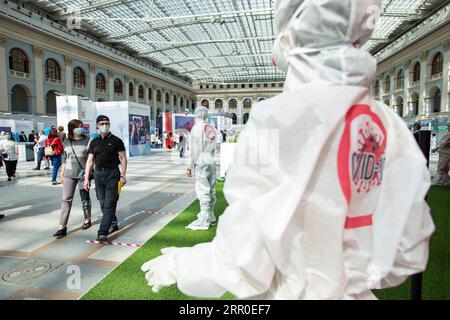 200811 -- MOSKAU, 11. Aug. 2020 Xinhua -- Besucher mit Gesichtsmasken gehen an medizinischen Arbeitern vorbei, die Schutzkleidung tragen, auf einem Gesundheitsforum in Moskau, Russland, 11. Aug. 2020. Das bundesweite Forum The Nation s Health as the Foundation for a Flourishing Russia findet vom 11. Bis 13. August in Moskau statt. Foto von Alexander Zemlianichenko Jr/Xinhua RUSSLAND-MOSKAU-GESUNDHEITSFORUM PUBLICATIONxNOTxINxCHN Stockfoto