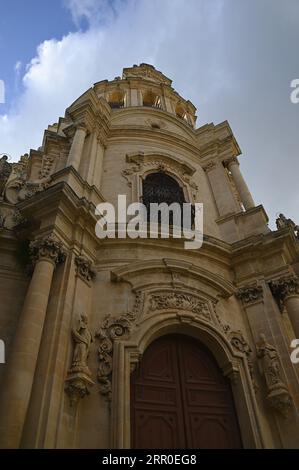 Malerischer Blick von außen auf die barocke Chiesa di San Giuseppe in Ragusa Ibla Sizilien, Italien. Stockfoto