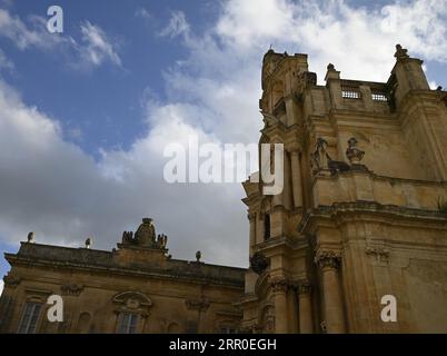Malerischer Blick von außen auf die barocke Chiesa di San Giuseppe in Ragusa Ibla Sizilien, Italien. Stockfoto