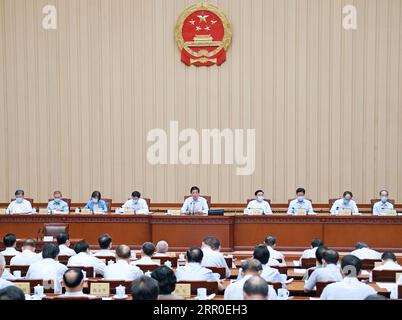 200811 -- PEKING, 11. Aug. 2020 -- Li Zhanshu, Vorsitzender des Ständigen Ausschusses des Nationalen Volkskongresses des NPC, leitet die Abschlusssitzung der 21. Sitzung des 13. Ständigen Ausschusses des NPC in der Großen Halle des Volkes in Peking, Hauptstadt Chinas, 11. Aug. 2020. CHINA-PEKING-LI ZHANSHU-NPC-STÄNDIGE AUSSCHUSSSITZUNG-ABSCHLUSSSITZUNG CN ZHANGXLING PUBLICATIONXNOTXINXCHN Stockfoto