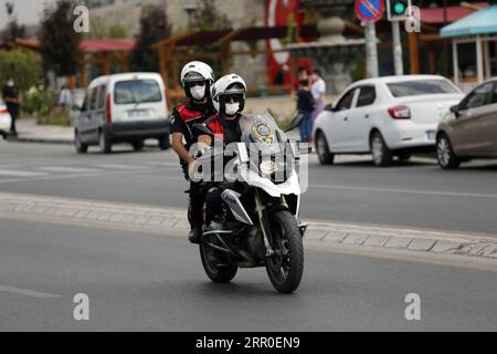 200811 -- ANKARA, 11. August 2020 -- Polizisten mit Gesichtsmasken patrouillieren am 11. August 2020 auf einer Straße in Ankara, Türkei. Die Türkei bestätigte am Dienstag 1.183 neue COVID-19-Fälle und erhöhte die Gesamtzahl der diagnostizierten Fälle auf 243.180, sagte der türkische Gesundheitsminister Fahrettin Koca. Foto von /Xinhua TURKEY-ANKARA-COVID-19-CASES MustafaxKaya PUBLICATIONxNOTxINxCHN Stockfoto