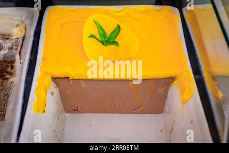 Terrine aus Gänseleber oder Entenleberpastete mit Fett oben in einer Form an einem Stand in Cours Saleya Market, Altstadt oder Vieille Ville, Nizza, Südfrankreich Stockfoto