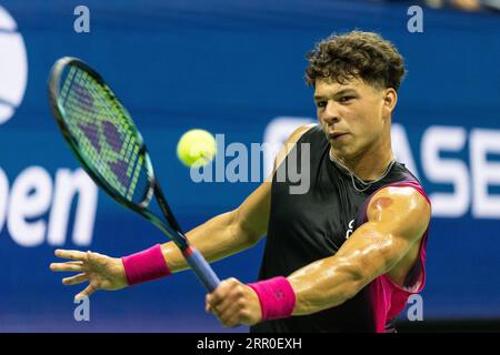 Ben Shelton aus den USA kehrt in der Viertelfinalrunde gegen Frances Tiafoe aus den USA bei den US Open Championships im Billie Jean King Tennis Center in New York am 5. September 2023 zurück Stockfoto