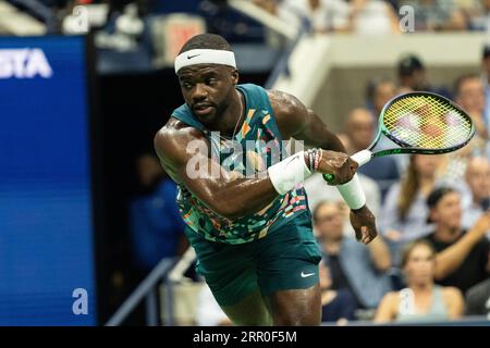 Frances Tiafoe aus den USA kehrt bei den US Open Championships im Billie Jean King Tennis Center in New York am 5. September 2023 in der Viertelfinalrunde gegen Ben Shelton aus den USA zurück Stockfoto
