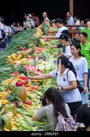 200812 -- XISHUANGBANNA, 12. August 2020 -- Freiwillige bereiten Obst und Gemüse für Elefanten während der Feierlichkeiten des Weltelfentages im malerischen Wild Elephant Valley in der autonomen Präfektur Dai von Xishuangbanna, Provinz Yunnan im Südwesten Chinas, 12. August 2020. ZU GEHEN MIT China s Yunnan feiert Weltelefanten-Tag Foto von /Xinhua CHINA-YUNNAN-XISHUANGBANNA-WELT ELEFANTEN-TAG-FEIERN CN ChenxXinbo PUBLICATIONxNOTxINxCHN Stockfoto