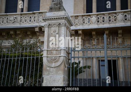 Malerischer Blick von außen auf den Jugendstil- und eklektischen Palazzo Villino Arezzo di Trifiletti, ein historisches Wahrzeichen von Ragusa Ibla in Sizilien, Italien. Stockfoto