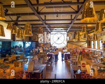 Restaurant mit Uhr, im Musée d'Orsay, Paris, Frankreich, Europa, EU. Stockfoto