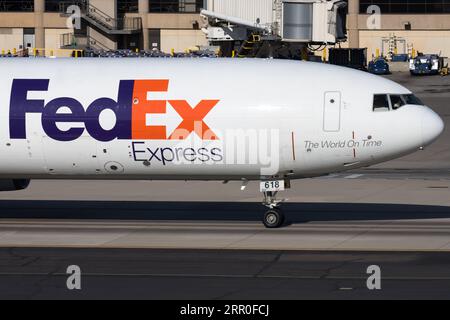 Ein Nahaufnahme eines FedEx MD-11 Rollers am Sky Harbor Airport. Stockfoto