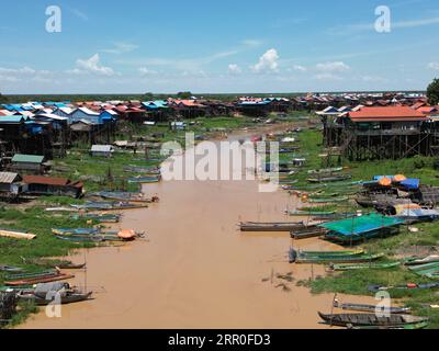 Luftaufnahme eines kleinen Dorfes am Fluss in Kambodscha Stockfoto