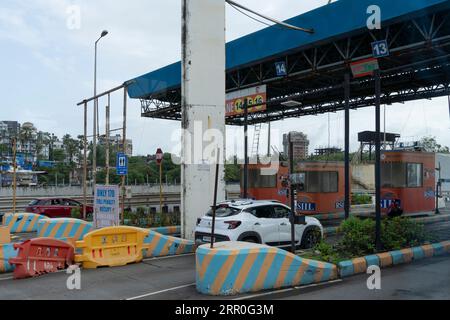 Die Autos passieren eine Mautstation am Bandra-Worli Sea Link, offiziell bekannt als Rajiv Gandhi Sea Link, der Bandra in den westlichen Vororten von Mumbai mit Worli in Süd-Mumbai verbindet Stockfoto