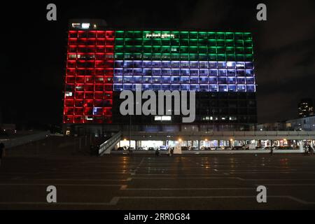 Israel, Rathaus von Tel Aviv in Landesfarben der Vereinigten Arabischen Emirate erleuchtet 200813 -- TEL AVIV, 13. August 2020 Xinhua -- die Tel Aviv Municipality Hall wird am 13. August 2020 in den Farben der Nationalflagge der Vereinigten Arabischen Emirate in der zentralen israelischen Stadt Tel Aviv beleuchtet. Der israelische Premierminister Benjamin Netanjahu und US-Präsident Donald Trump gaben am Donnerstag getrennt bekannt, dass die Vereinigten Arabischen Emirate (VAE) und Israel eine Vereinbarung getroffen haben, die volle diplomatische Beziehungen aufbaut. Gideon Markowicz/JINI über Xinhua ISRAEL-TEL AVIV-UAE-NORMALISIERUNG-DIPLOMATISCHES T Stockfoto