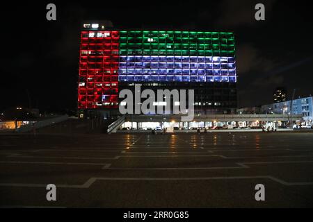 Israel, Rathaus von Tel Aviv in Landesfarben der Vereinigten Arabischen Emirate erleuchtet 200813 -- TEL AVIV, 13. August 2020 Xinhua -- die Tel Aviv Municipality Hall wird am 13. August 2020 in den Farben der Nationalflagge der Vereinigten Arabischen Emirate in der zentralen israelischen Stadt Tel Aviv beleuchtet. Der israelische Premierminister Benjamin Netanjahu und US-Präsident Donald Trump gaben am Donnerstag getrennt bekannt, dass die Vereinigten Arabischen Emirate (VAE) und Israel eine Vereinbarung getroffen haben, die volle diplomatische Beziehungen aufbaut. Gideon Markowicz/JINI über Xinhua ISRAEL-TEL AVIV-UAE-NORMALISIERUNG-DIPLOMATISCHES T Stockfoto