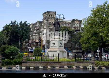 Eine Statue, eine Hommage an Lal Bahadur Shastri, einen der indischen Unabhängigkeitsführer während des Indo-Pakistan-Krieges von 1965, befindet sich im Bezirk Kala Ghoda, in dem am 29. August 2023 mehrere der historischen Gebäude der Stadt in Mumbai, Indien, untergebracht sind Stockfoto