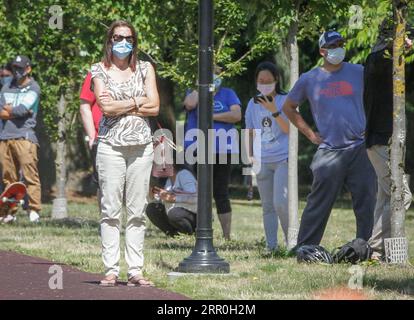 200814 -- VANCOUVER, 14. August 2020 -- Menschen warten vor einer COVID-19-Testeinrichtung in Vancouver, British Columbia, Kanada, am 14. August 2020. Die COVID-19-Kurve von British Columbia steigt jetzt schneller als der erste Ausbruch im März, und neue provinzielle Modellierungen zeigen, dass B.C. bis September eine zweite Welle sehen könnte, die größer ist als die erste. Foto von /Xinhua CANADA-VANCOUVER-COVID-19-TEST LiangxSen PUBLICATIONxNOTxINxCHN Stockfoto