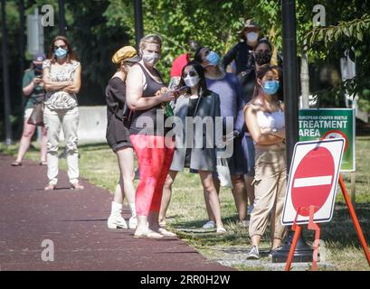 200814 -- VANCOUVER, 14. August 2020 -- Menschen warten vor einer COVID-19-Testeinrichtung in Vancouver, British Columbia, Kanada, am 14. August 2020. Die COVID-19-Kurve von British Columbia steigt jetzt schneller als der erste Ausbruch im März, und neue provinzielle Modellierungen zeigen, dass B.C. bis September eine zweite Welle sehen könnte, die größer ist als die erste. Foto von /Xinhua CANADA-VANCOUVER-COVID-19-TEST LiangxSen PUBLICATIONxNOTxINxCHN Stockfoto