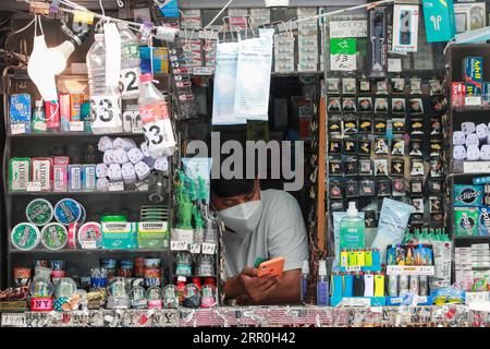 200815 -- PEKING, 15. August 2020 -- Ein Anbieter wartet auf Kunden an einem Kiosk am Times Square in New York, USA, 23. Juli 2020. Xinhua Schlagzeilen: Offene Weltwirtschaft für globale Erholung nach COVID-19-Pandemie WangxYing PUBLICATIONxNOTxINxCHN erforderlich Stockfoto