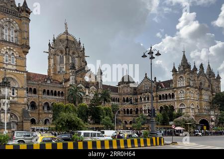 Die Autos passieren den Chhatrapati Shivaji Terminus, früher Victoria Terminus, am 29. August 2023 in Mumbai, Indien. Stockfoto